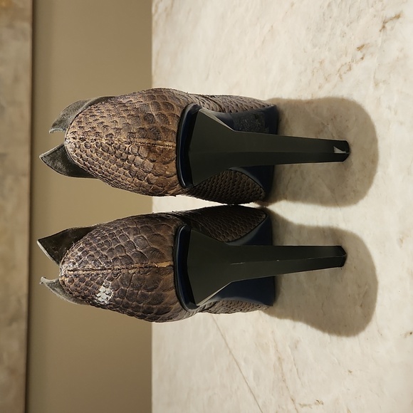 REBECCA MINKOFF SNAKE SKIN OPEN TOE HEALS SIZE 9 - Picture 3 of 6